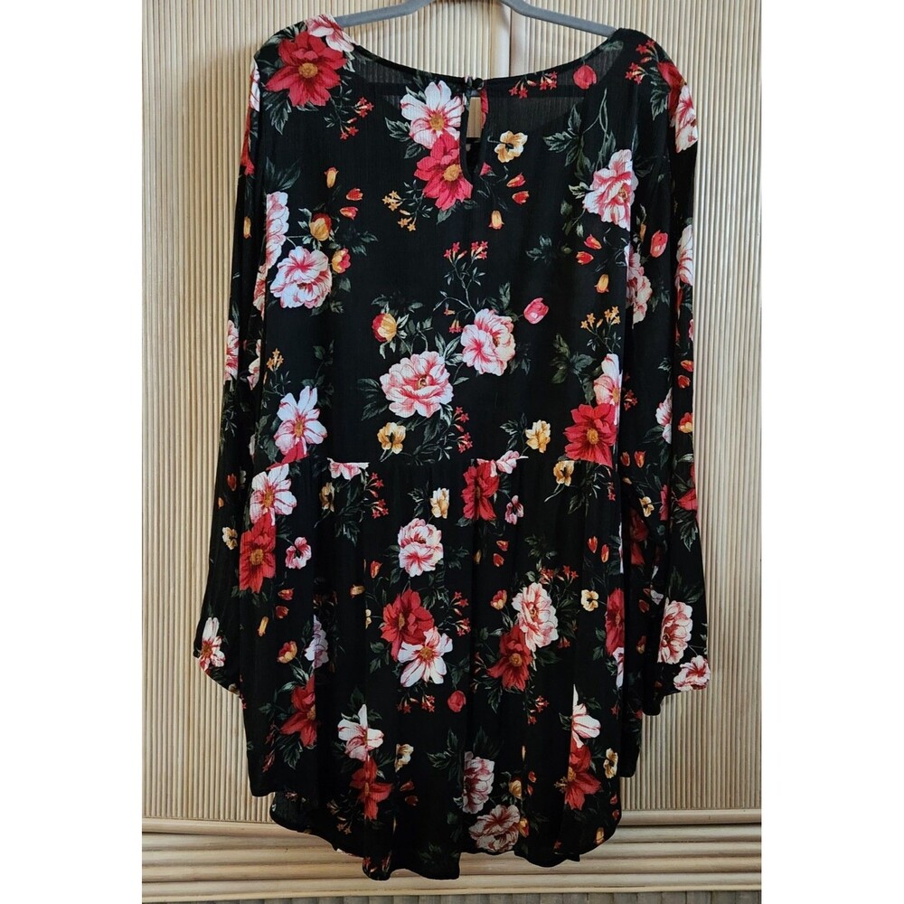Torrid Women's Blouse Size 5 Black Floral Roses Pullover Flattering Romantic EUC - Picture 2 of 9